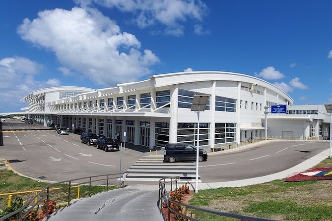 Antigua Roundtrip Airport Transfer - Arrival at V.C. Bird: skipping taxi lines without losing time