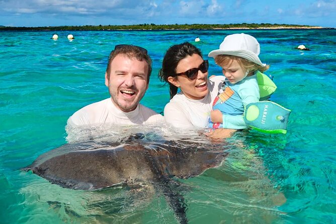 Stingray City experience, Devils Bridge and Long Bay Beach - Swimming with rays: what you will do in the water